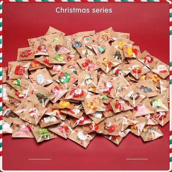 50 pezzi - Magneti per frigorifero di Babbo Natale in miniatura, 24 stili casuali di adesivi per frigorifero di Babbo Natale, modelli in miniatura di case confezionati singolarmente, adatti per decorazioni natalizie, decorazioni per la casa e possono essere utilizzati come ottimi regali per persone e amici