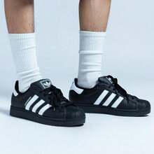 Adidas Zapatillas de skateboarding de puntera de concha de talla única para unisex - Blanco y Negro - Ver 3