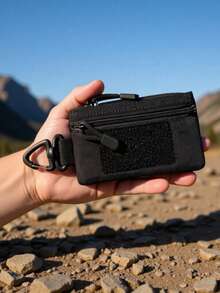 Diese mehrfarbige Nylon-Hüfttasche mit glattem Reißverschluss und stabilen Haken ist praktisch und leicht. Sie ist leicht und tragbar und ermöglicht jederzeit und überall schnellen und einfachen Zugriff auf kleine Gegenstände.