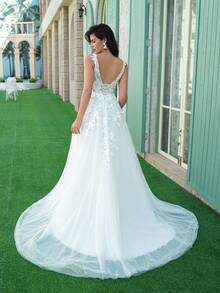 Elegant Sleeveless Deep V Neck Wedding Dress With Appliques Long Mesh Fabric