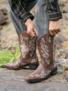 Botas vaqueras de media pantorrilla bordadas a mano para hombres, botas con relieve de nubes auspiciosas de estilo europeo y americano