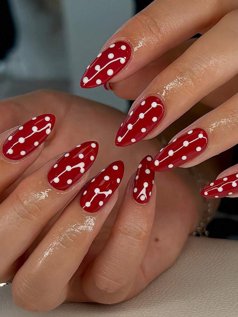 24片杏仁形美甲贴纸套装 - 瞬间提升你的美甲造型！这款新颖的艺术美甲贴纸套装以经典的酒红色为底色，饰以白色波点图案，散发着优雅的复古气息。全覆盖设计，适合女性和女孩使用。套装包含1张美甲贴纸、1个迷你指甲锉和1瓶果冻胶。随机发货。美甲用品 - 紅色 - 查看 1