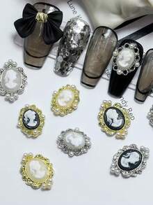 10 قطعة من الإكسسوارات الصغيرة البيضاوية ثلاثية الأبعاد للفتيات، ديكورات أظافر مخصصة تتميز بتصاميم معقدة من الذهب والفضة واللؤلؤ الأبيض وتصاميم الرؤوس الجميلة، كل قطعة مصنوعة بعناية فائقة لإضافة لمسة من الأناقة والجاذبية لأي إبداع في فن الأظافر. تم تصميم هذه الأحجار الكريمة للاستخدام المهني في صالونات الأظافر والمشاريع الشخصية DIY في المنزل