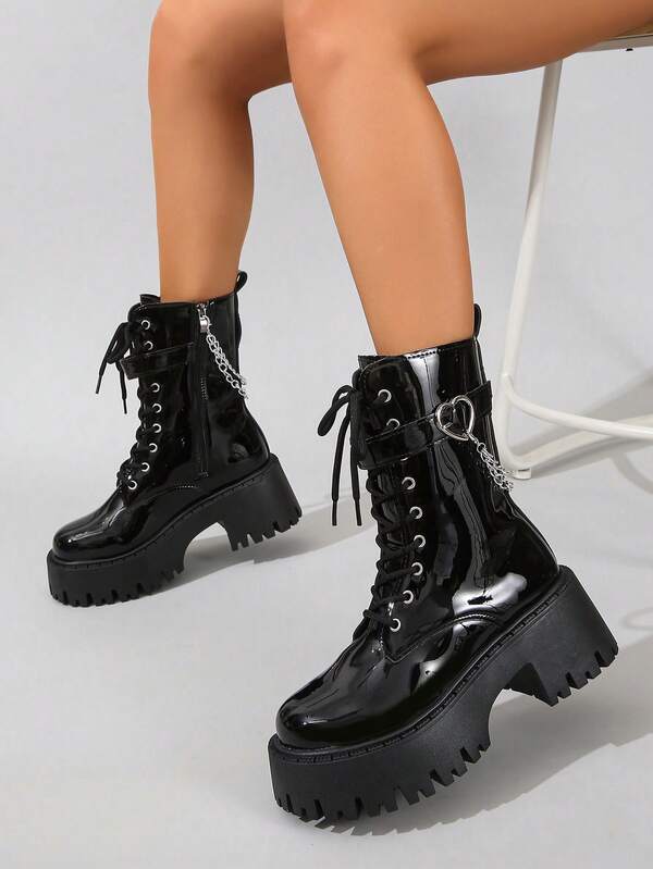 بوت دراجات نارية للنساء باللون الأسود، تصميم جديد للخريف/الشتاء مع ربطة الحذاء، زخرفة سلسلة قلب، وبنعل سميك، مريحة، بطراز بانك مع حلقات معدنية، وسحاب جانبي، مناسبة للعطلات والاستخدام اليومي والخارجي، بوت الكاحل والقصيرة