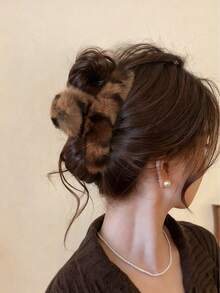 1pc Women 5.11in/13cm Plush Leopard Print Hair Clip, Fashion Versatile High-End Elegant Elegant Solid Color Minimalist Hair Accessory Suitable For Daily Outing, Casual, Party, Commute, Vacation, Gift Fashion Claw Clips Winter Hair Clutch Women Hair Accessories - Multicolor - View 4