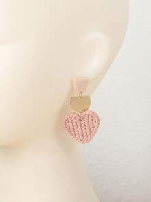 一对手工编织粉色心形聚合物粘土耳环，配半圆形金属片，独特长款设计，适合外出、聚会和作为礼物。 - 粉色 - 查看 6