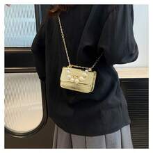 Borsa a tracolla quadrata piccola con catena e tracolla ascellare,  primavera 2025, modello coccodrillo, stile retrò europeo e americano.