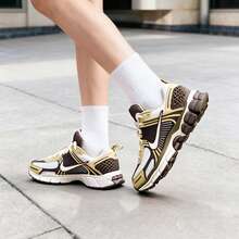 Nike Vomero 5 (GS) 青少年休闲运动鞋，低帮复古休闲鞋，缓震运动鞋，舒适日常休闲鞋，跑步鞋，HV6009-111 - 淡象牙白/貂棕/團隊金/柔黃 - 查看 2