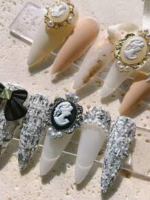 10 قطعة من الإكسسوارات الصغيرة البيضاوية ثلاثية الأبعاد للفتيات، ديكورات أظافر مخصصة تتميز بتصاميم معقدة من الذهب والفضة واللؤلؤ الأبيض وتصاميم الرؤوس الجميلة، كل قطعة مصنوعة بعناية فائقة لإضافة لمسة من الأناقة والجاذبية لأي إبداع في فن الأظافر. تم تصميم هذه الأحجار الكريمة للاستخدام المهني في صالونات الأظافر والمشاريع الشخصية DIY في المنزل