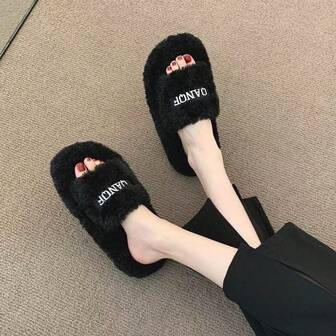 女士露趾毛绒拖鞋，QANQF刺绣字母设计，百搭高端舒适黑色毛绒家居拖鞋，字母装饰露趾柔软绒毛室内鞋，秋冬女士毛绒拖鞋