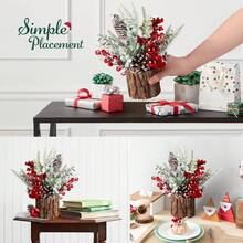 Juego de decoración navideña con barril de tronco, pequeño árbol de Navidad, adornos de sobremesa, accesorios de escena. Decoración del hogar con árbol de Navidad artificial de madera con corteza de PE simulada, pequeño árbol de Navidad de sobremesa con decoraciones festivas como bayas rojas, piñas y decoraciones navideñas para el hogar, la chimenea y la decoración de interiores de invierno.