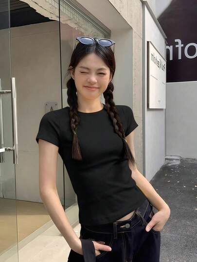 女士黑色常规肩部短袖 T 恤，圆领，修身款，时尚百搭的夏季美式时尚上衣