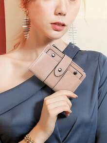 Nueva cartera retro con acabado mate para mujeres y estudiantes, con pliegue triple y hebilla con remaches, estuche de regalo. Suministros escolares de color rosa intenso, regalos para maestros, de vuelta a la escuela para mujeres, cartera, monedero, cartera pequeña