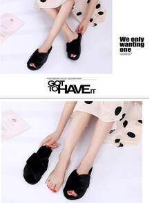 Pantuflas con abertura cruzada para otoño e invierno, estilo plano antideslizante para el hogar. Pantuflas de felpa con tira cruzada para damas, sencillas y de moda. Pantuflas abiertas de dedo para el hogar, pantuflas de algodón cálidas para chicas. Pantuflas de celebridad de internet, suaves y cómodas, pantuflas versátiles de alto valor.