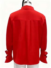 Camisa roja de manga larga y elegante para mujer con cuello de botón dorado, ideal para usar en la oficina