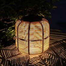 1pc Solar Powered Metal Woven Solar Lantern, Handwoven Rattan Cage Design Emits Warm Light And Casts Beautiful Shadows, And Decorative. Suitable For Christmas, Thanksgiving, Birthday Parties, Garden Parties, Outdoor Gatherings, For Patio, Garden, Backyard, Camping, And Can Be Used As A Decorative Hanging Piece In Spring And Summer.