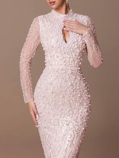 女士精致立领晚礼服，珍珠镶嵌袖子和透视拼接，修身喇叭裙，紧身后襟和鱼尾下摆，适合晚会、红毯亮相、慈善晚宴、婚宴的奢华正式服装