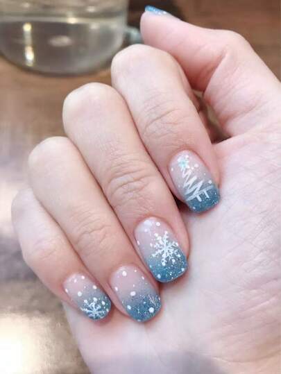 24 Peças de Unhas Azuis Curtas com Estampa de Floco de Neve para Colar, Unhas Postiças Curtas Azuis com Glitter Vermelho de Floco de Neve de Natal, Unhas de Natal Azuis Curtas, Unhas de Inverno, Adequadas para Usar, Suprimentos de Unhas para Colar