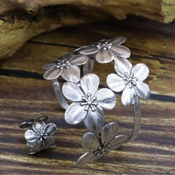 A Fashionable Temperament, Bohemian Resort Style, Elegant Temperament, Light Luxury, Retro Flowers, Women's Open Bracelet Ring, Suitable For Women's Daily Dating, Any Occasion