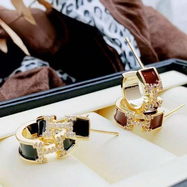 1 par de pendientes en forma de C con incrustaciones de cobre, esmalte francés vintage y zirconia, color burdeos, pendientes de oro de moda y versátiles para otoño/invierno