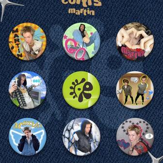 创意多款铁皮男团成员主题徽章，风格多样，多图彩色圆形设计，细节丰富，是粉丝应援的收藏佳品，适合男团成员，可用于应援、收藏、日常穿搭等场合。