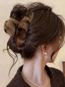 1pc Women 5.11in/13cm Plush Leopard Print Hair Clip, Fashion Versatile High-End Elegant Elegant Solid Color Minimalist Hair Accessory Suitable For Daily Outing, Casual, Party, Commute, Vacation, Gift Fashion Claw Clips Winter Hair Clutch Women Hair Accessories - Multicolor - View 3