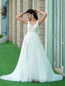 Elegant Sleeveless Deep V Neck Wedding Dress With Appliques Long Mesh Fabric