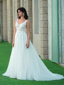 Elegant Sleeveless Deep V Neck Wedding Dress With Appliques Long Mesh Fabric
