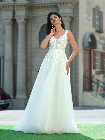 Elegant Sleeveless Deep V Neck Wedding Dress With Appliques Long Mesh Fabric