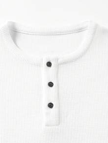 男士亨利领华夫格针织套头衫，亨利领设计，针织面料，透气轻盈，休闲简约，纽扣设计，适合日常穿着和轻商务场合，复古绅士风格 - 白色 - 查看 4