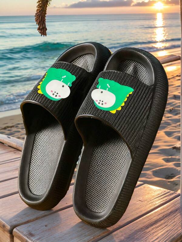 Nouvelles sandales d'été pour hommes avec motif rayé, semelle épaisse en EVA antidérapante, résistante aux odeurs et antibactérienne. Sandales d'intérieur noires, mode classique et polyvalente, populaires toute l'année, unisexe