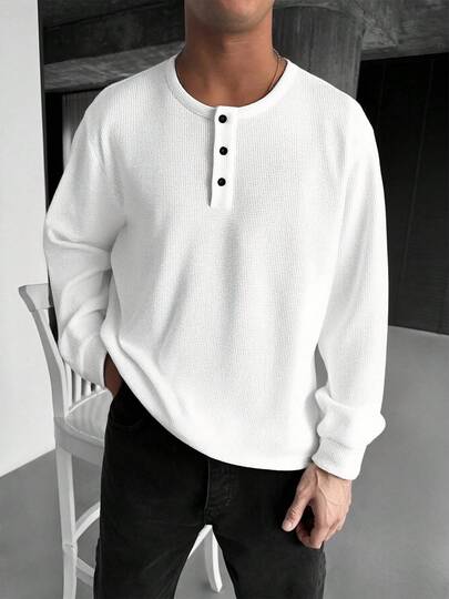 男士亨利领华夫格针织套头衫，亨利领设计，针织面料，透气轻盈，休闲简约，纽扣设计，适合日常穿着和轻商务场合，复古绅士风格