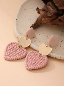 一对手工编织粉色心形聚合物粘土耳环，配半圆形金属片，独特长款设计，适合外出、聚会和作为礼物。 - 粉色 - 查看 4