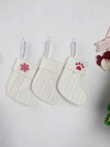 1 pieza Calcetín navideño de punto rojo de 10 pulgadas, calcetín navideño colgante con letra inglesa y copos de nieve, adecuado para decoración de fiesta de Navidad, suministros de fiesta de Año Nuevo 2026, decoración de habitación navideña, calcetines navideños personalizados con inicial