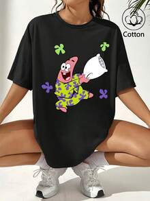 SpongeBob SquarePants Áo thun ngắn tay màu đen dáng rộng in hình hoạt hình. Hình SpongeBob mặc bộ đồ ngủ màu vàng xanh phối hoa tím, cười tươi và ôm một chiếc gối trắng. - màu đen - Xem 1