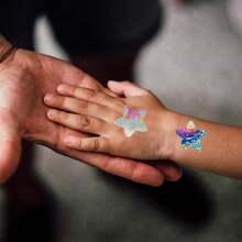 TEHAUX 1500 Piezas Pegatinas de Estrellas, 2.5cm Autoadhesivas Pegatinas De Recompensa De Estrellas Rollo, Calcomanías Para Niños, Decoración De Habitaciones, Libros, Manualidades, Estudiantes - 1 - Ver 9