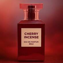 Fragrance World Cherry Incense Eau de Parfum 80 ml Unisex inspiriert von Cherry Smoke – Arabisches Parfum aus Dubai, orientalisch-gourmandiger Duft mit Schwarzkirsche, Weihrauch, Amber und Vanille, luxuriöse Duft Alternative zu fairem Preis, Eau de Parfum Unisex mit langer Haltbarkeit und starkem Sillage, Premium Qualität arabisches Parfum, eleganter 80 ml Flakon, ideal für Damen & Herren, Bestseller Duft aus Dubai, moderner und raffinierter Duft mit orientalischem Charakter, Unisex Parfum mit süßer, rauchiger und eleganter Ausstrahlung, perfekte Geschenkidee für Männer, Frauen & Unisex, Eau de Parfum orientalisch inspiriert, arabisches Parfum mit kräftiger Duftspur, Duftnoten von Schwarzkirsche, Weihrauch, Amber und Vanille, preiswerte Alternative zu Nischendüften, luxuriöses Eau de Parfum in Premium Qualität, Versand in 3 bis 5 Tagen, exklusiver orientalischer Kirschduft mit rauchiger Raffinesse, edles Unisex Parfum für Liebhaber fruchtig-rauchiger Düfte aus Dubai - Multicolore - Visualizzare 2