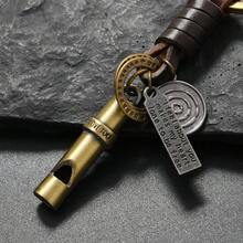 2025 Silbato de latón vintage con envoltorio de cuero - Llavero hecho a mano con estilo retro, regalo para hombres y mujeres, llavero de supervivencia al aire libre, accesorio de uso diario único, artesanía de metal de alta calidad, accesorio EDC imprescindible, decoración de llave con estilo retro para llaves de coche y bolsos, regalo perfecto para amigos y familiares en Navidad