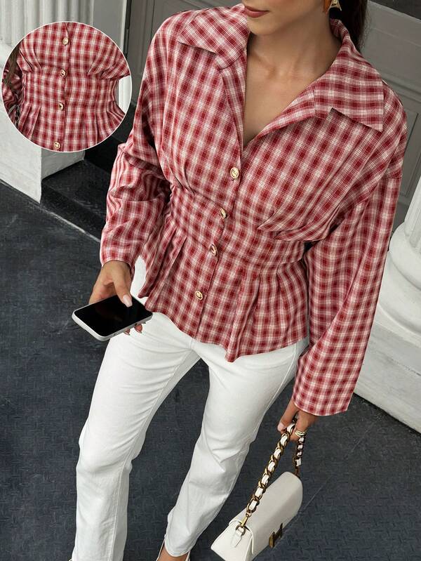 Camicia a quadri alla moda con decorazione in metallo fibbia e vita stretta