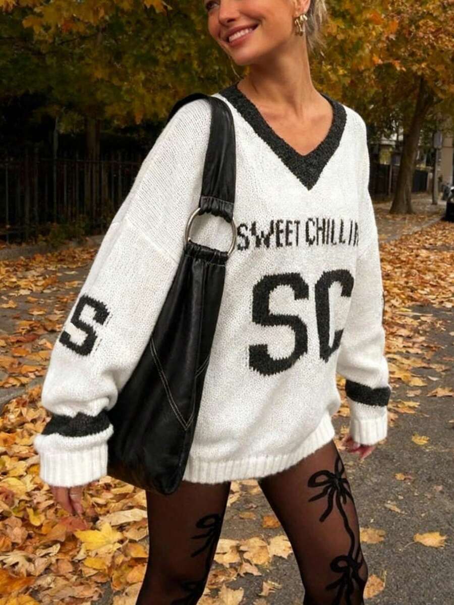 كنزة صوفية نسائية جديدة الطراز بياقة على شكل حرف V بتباين لوني، قماش جاكار فضفاضة بأكمام طويلة منسدلة، طراز رياضي كاجوال أمريكي كلاسيكي، مناسبة للخريف والشتاء