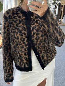 PLUS Suéter cardigan feminino casual e confortável com estampa de leopardo, manga comprida e abotoamento simples, outono e inverno, Y2K, adequado para uso diário, casa, escritório, festas, festivais, compras, Halloween, Natal, Ação de Graças, feriados, roupas femininas de outono/roupas de outono/roupas de inverno femininas/volta às aulas/toque como lã