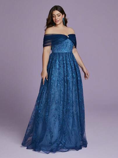 Robe une-pièce avec encolure ramassée en filet, dentelle brodée et longue jupe fluide.