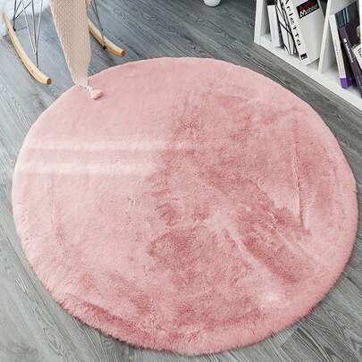1 件柔软蓬松的粉色毛绒地毯，舒适适用于卧室、客厅、书房、办公室、门厅等场所，可用作地毯，营造温馨的卧室氛围。这款毛绒地毯可水洗、防滑，设计可爱，适合全年室内使用，是理想的室内装饰之选。