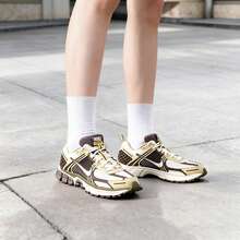 Nike Vomero 5 (GS) 青少年休闲运动鞋，低帮复古休闲鞋，缓震运动鞋，舒适日常休闲鞋，跑步鞋，HV6009-111 - 淡象牙白/貂棕/團隊金/柔黃 - 查看 1