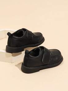 Zapatos casuales de correr con suela blanda y superficie suave con cierre de gancho y bucle para niños, zapatillas de estilo británico para escuela primaria/secundaria, moda de campus para niños - Negro - Ver 5