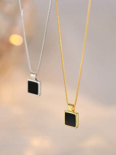 1A Set Of Geometric-Shaped Necklace, Featuring Inlaid Elements And A Creative Pendant Design, Making It A Luxurious Jewelry Gift Suitable For Women.