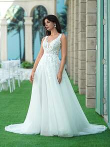 Elegant Sleeveless Deep V Neck Wedding Dress With Appliques Long Mesh Fabric