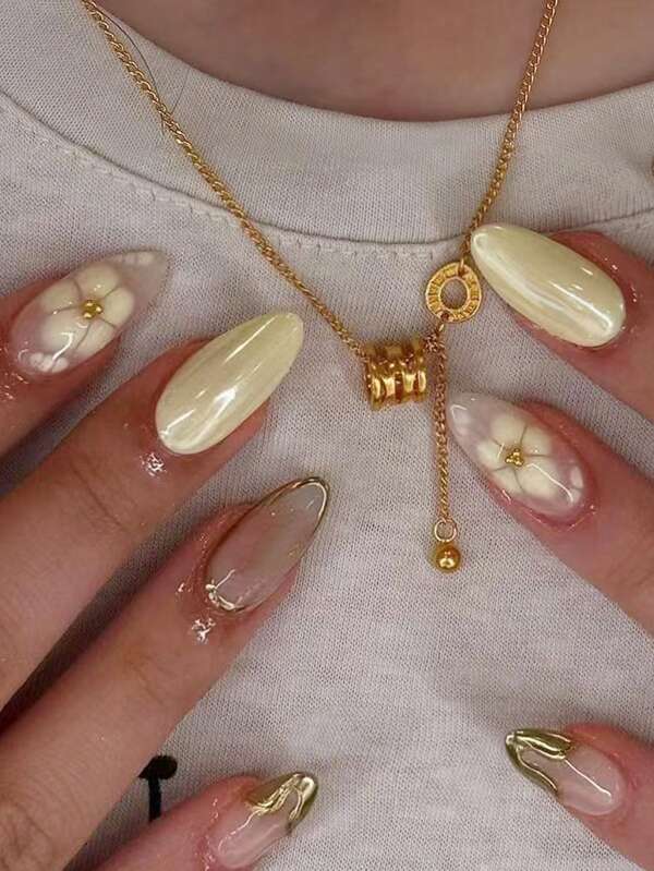 24 szt. pozłacanych, migdałowych tipsów w stylu francuskim, z kwiatami i złotymi perłami, na wiosenne i letnie paznokcie, łatwy w noszeniu zestaw sztucznych paznokci akrylowych, zawiera 1 szt. kleju żelowego i 1 szt. pilnika do paznokci, odpowiedni dla kobiet i dziewcząt, do codziennego użytku i na wszelkiego rodzaju imprezy