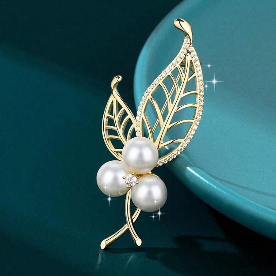 Broche de hoja con perla y rhinestone, broche de hoja hueco dorado con zirconia cúbica, broche de corsage con perla y cristal, pasador de solapa, accesorio para bufanda, chal y ropa, joyería para mujeres y niñas, regalo de Navidad