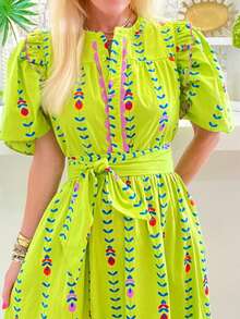 1PCS Scalloped Neckline Border Printed Maxi Dress With Side Pockets - Playful Bow Tie - Charming Puff Sleeves - Button Down,Optional Tie-Belt Waistband, Shoulder Ruffles, Elegant And Eye-Catching, Suitable For Holidays/Vacation/Daily V - Vàng Xanh Lá Cây - Xem 2